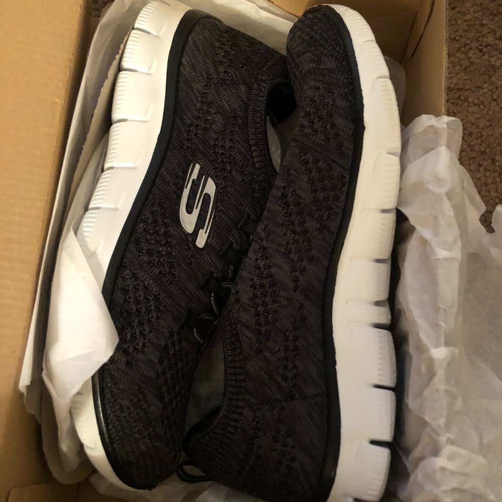 Black never worn sketchers